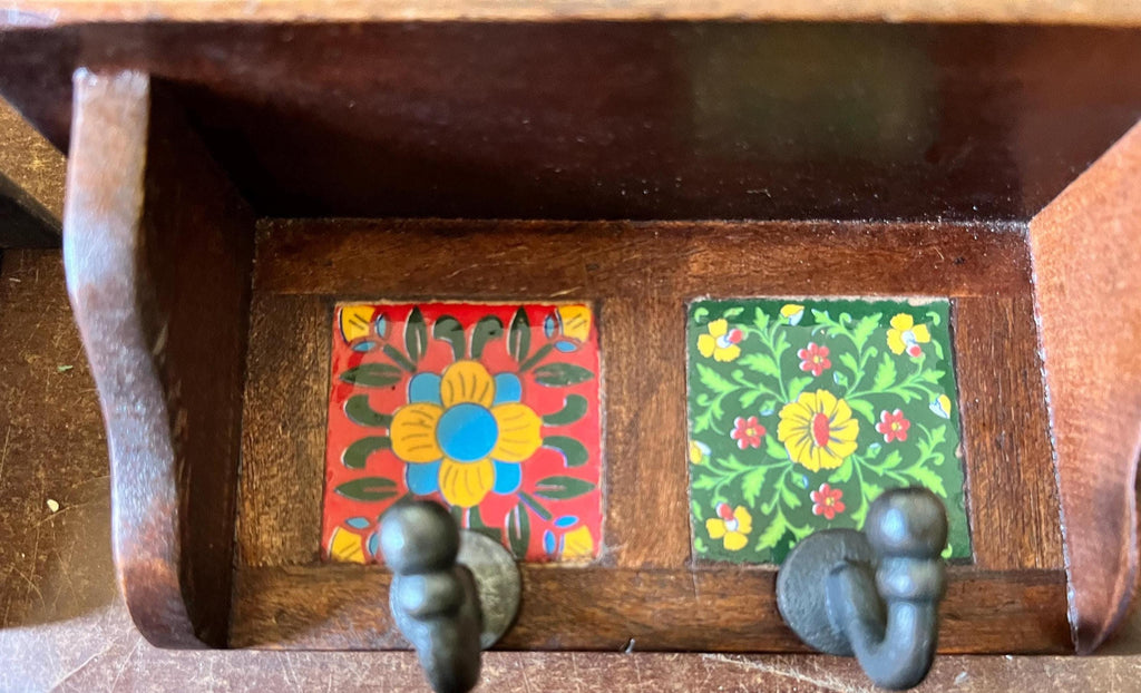Sleek Ceramic Key Rack Decor