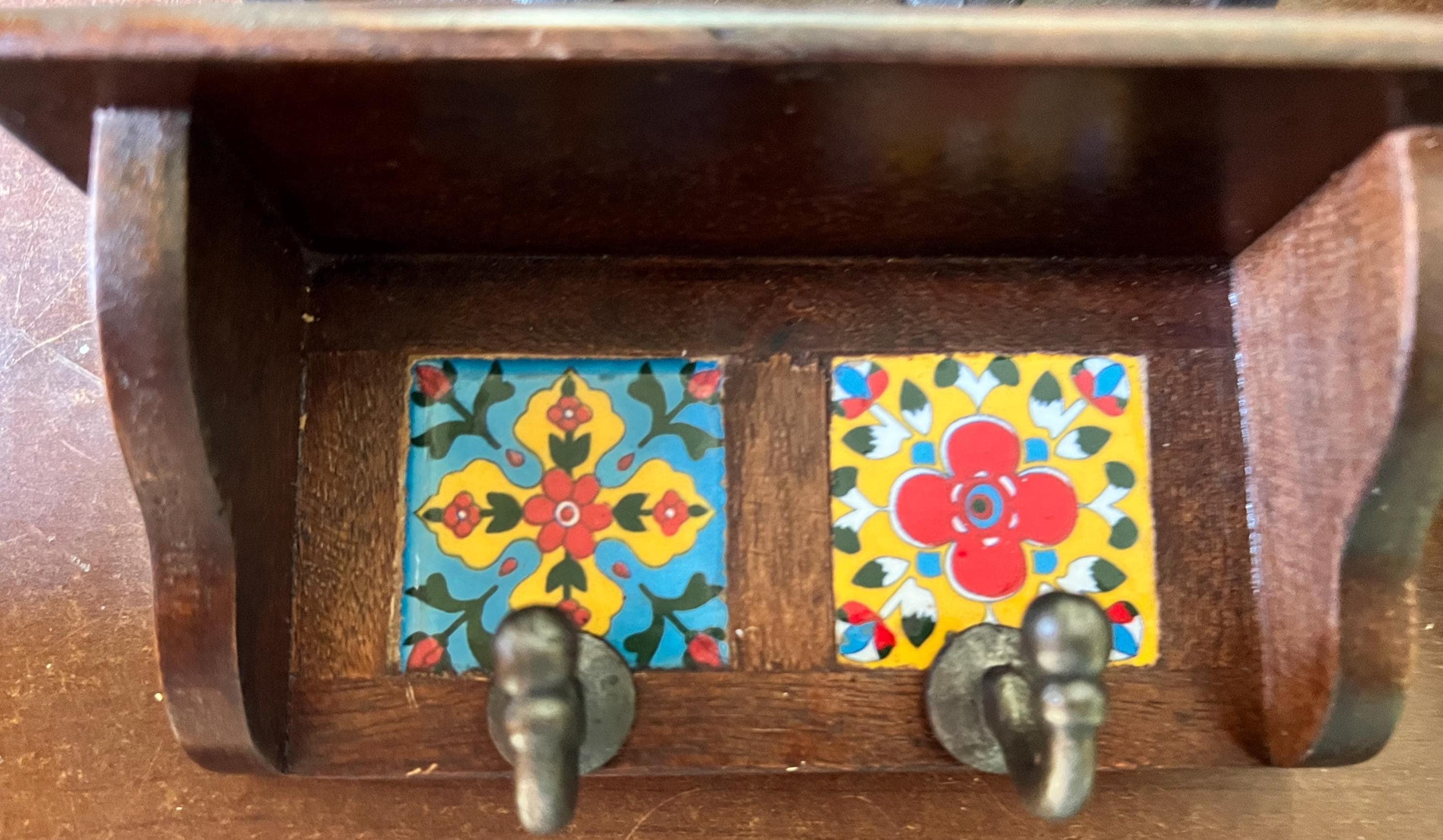 Sleek Ceramic Key Rack Decor